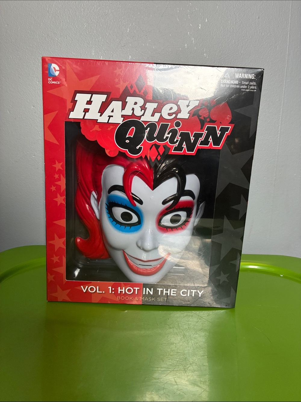 NIP DC Comics Harley Quinn Hot In The City Graphic Novel and Mask Set